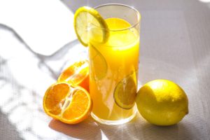 Glad of fresh-squeezed orange juice with lemon slices 