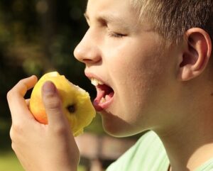 kid eating apple