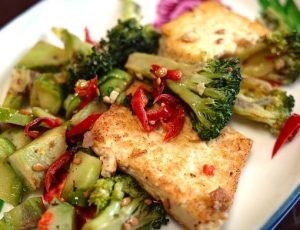 Tofu stir-fried with broccoli and peppers